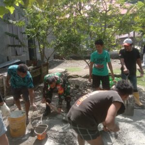 Wujudkan Kepedulian, Babinsa Koramil 1505-04/Oba dan Warga Bangun Pondasi Dapur Secara Gotong Royong