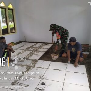 Babinsa Desa Malioforo, Ramil 1512-02/Patani Karbak Membantu Pemasangan Keramik