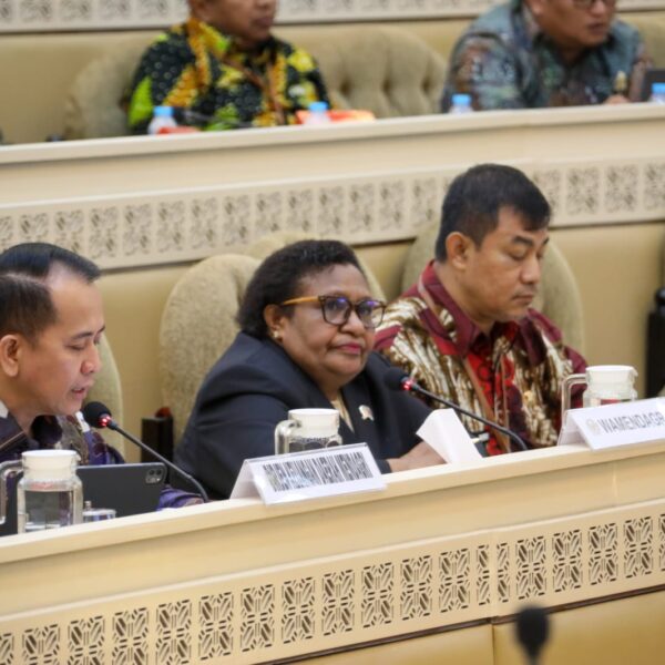 Rapat Bersama Komisi II DPR RI, Wamendagri Ribka Jelaskan Upaya Kemendagri Awasi Pengelolaan Keuangan Daerah