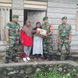 Jumat Penuh Berkah, Anggota Koramil 1505-04/Oba Berbagi Sembako kepada Warga Kurang Mampu