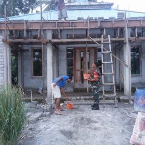 Dekat dengan Warga, Babinsa Koramil 1505-05/Sofifi Bantu Cor Tiang Mushola