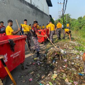 Satkor Koarmada III Bersama Warga Wonosari dan DLH Surabaya Gelar Baksos dan Kerja Bakti di Bantaran Sungai