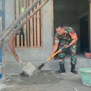 Bangun Kedekatan, Babinsa Koramil 1505-04/Oba Bantu Warga Plester Dinding Rumah