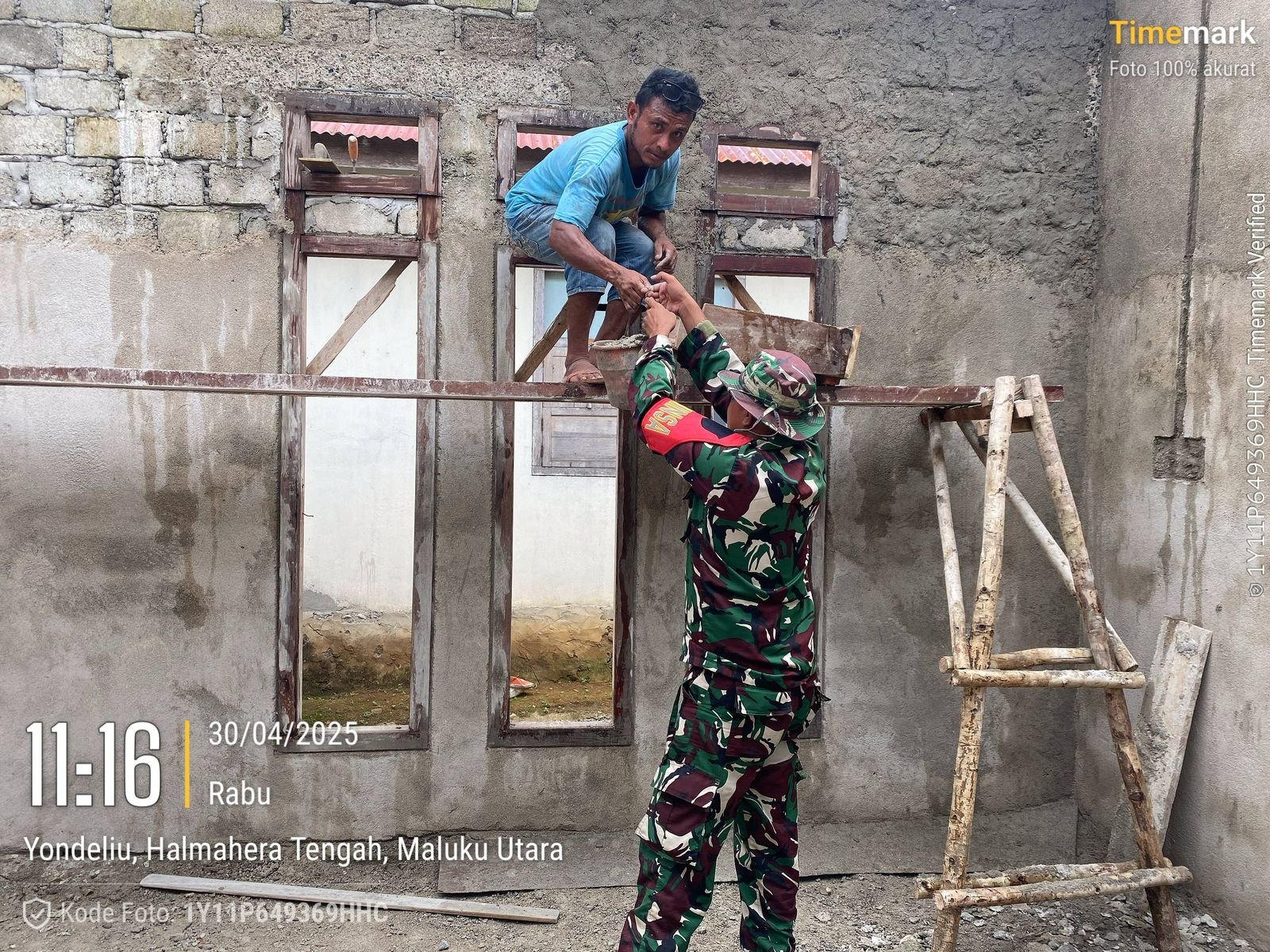 Giat Karya Bakti, Babinsa Desa Persiapan Loman Bantu Plester Dinding Rumah Warga di Wilayah Binaan