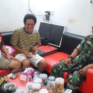 Melalui Komsos Babinsa Ajak Pemuda Aktif dalam Kegiatan Gotong Royong dan Olahraga