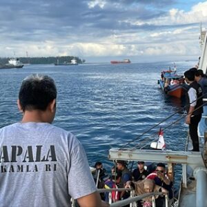 Bakamla RI Bersama Rapala Bengkulu Laksanakan Perbantuan Transportasi Warga ke Pulau Enggano