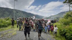 Bersama Masyarakat, Satgas Yonif 715/Motuliato dan Apkam Puncak Jaya Kibarkan Bendera Merah Putih Raksasa di Momen Tanggal 1 Mei 2025