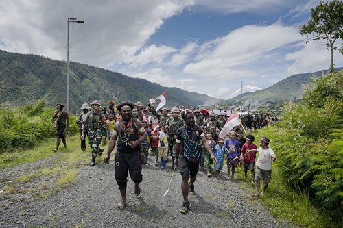 Bersama Masyarakat, Satgas Yonif 715/Motuliato dan Apkam Puncak Jaya Kibarkan Bendera Merah Putih Raksasa di Momen Tanggal 1 Mei 2025