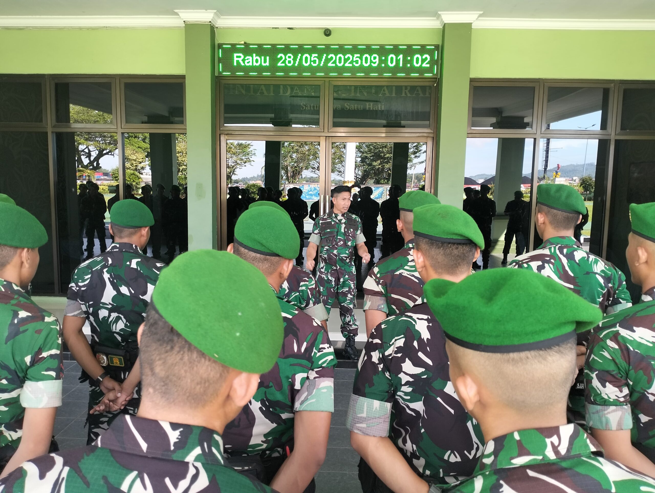 Kasrem 091/ASN Menerima Korp Raport Prajurit Batalyon Infanteri Teritorial Pembangunan