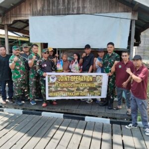 Babinsa Koramil 0912-05/Muara Pahu Bersama PT. KMP Salurkan Bantuan Sembako Untuk Warga