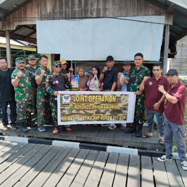 Babinsa Koramil 0912-05/Muara Pahu Bersama PT. KMP Salurkan Bantuan Sembako Untuk Warga