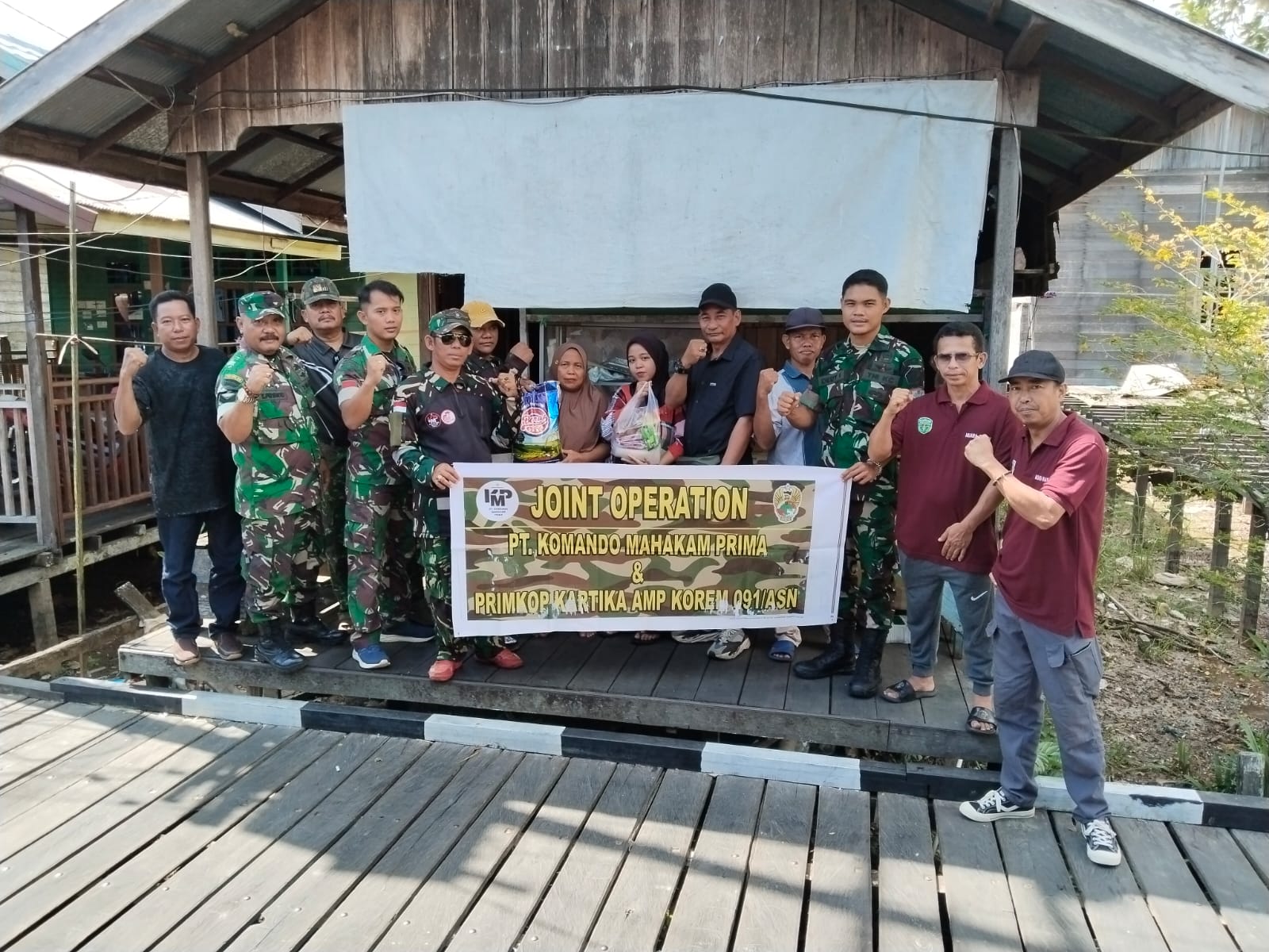 Babinsa Koramil 0912-05/Muara Pahu Bersama PT. KMP Salurkan Bantuan Sembako Untuk Warga