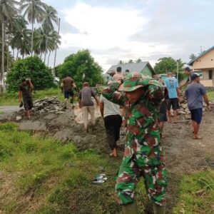 Gotong Royong Jadi Kunci, Babinsa Kodim 1505 Tidore dan Warga Bangun Pondasi Mihrab Masjid