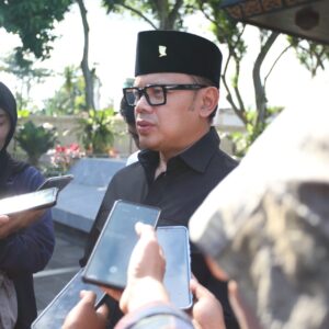 Sambangi Makam Bung Karno, Wamendagri Bima Ajak Pemda Jaga Nilai Luhur Daerah