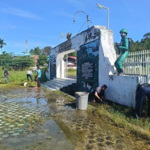 Jelang HUT Pasmar 3, Yonmarhanlan XIV Sorong Gelar Kerja Bakti Bersihkan Taman Makam Pahlawan Tri Jaya Sakti