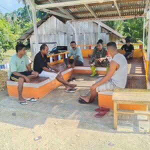 Komsos Humanis, Babinsa Kodim 1505/Tidore Hadir di Tengah Warga
