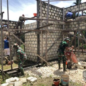 Dengan Semangat Gotong Royong di Perbatasan Papua, Satgas Yonif 131/Brajasakti bersama Masyarakat Kampung Yanemyo Membangun Masjid
