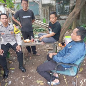 Aipda Dieko, Sambang Ketua RT 01/03, Sampaikan Himbauan Harkamtibmas di Desa Pasir Gadung