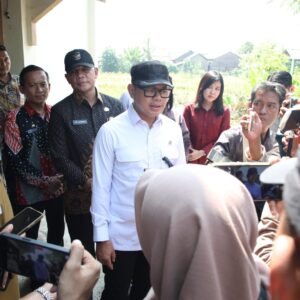 Kunjungi Desa Margorejo Kendal, Wamendagri Bima Arya Apresiasi Pendirian Kopdes Merah Putih yang Bersinergi dengan BUMDes
