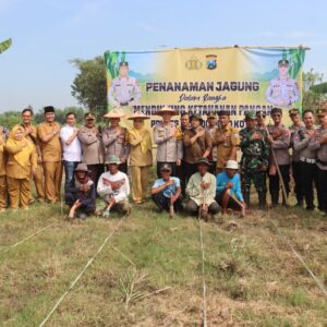 Dukung Ketahanan Pangan Kapolres Serahkan Benih Jagung Kepada Pok Tani Dan Tanam Bersama