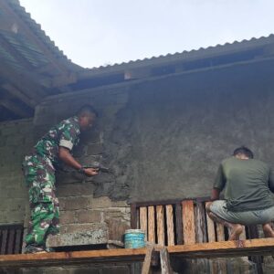 Wujud Nyata Kepedulian TNI, Babinsa Kodim 1505/Tidore Turun Tangan Bantu Bangun Rumah Warga