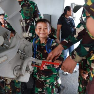 Kunjungan Edukatif TK Kartika XXII-3 ke KRI Satrol Lantamal XIV
