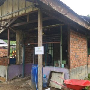 Hari ke-5 TMMD: Satgas Kodim 1802/Sorong Pasang Dinding Rumah Warga Yeflio