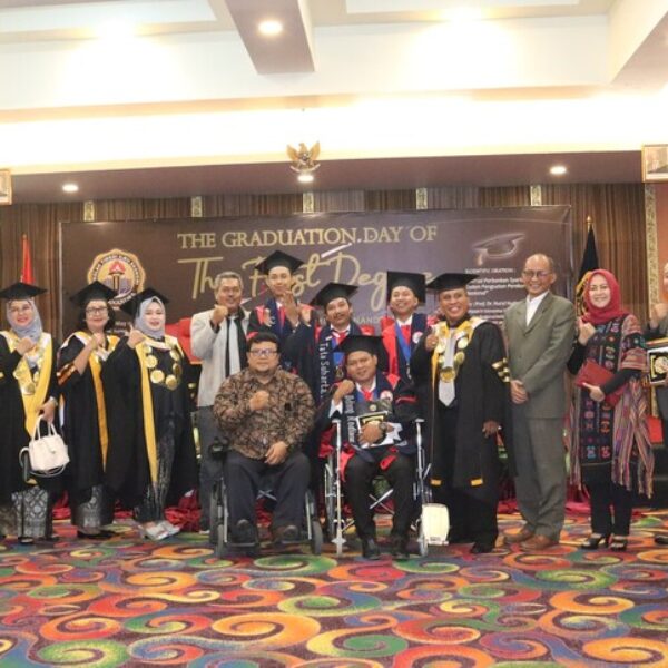 STIE Trianandra Wisuda 92 Mahasiswa, Termasuk 5 Sarjana Difabel