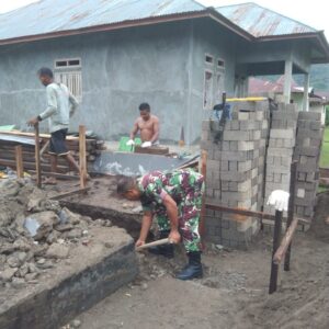 Dekat dengan Warga, Babinsa Kodim 1505/Tidore Bantu Warga Bangun Rumah