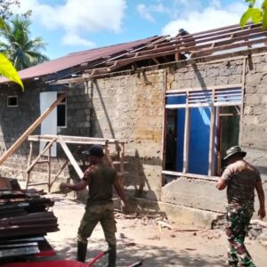 Satgas TMMD Mulai Renovasi Rumah Tidak Layak Huni di Desa Lako Akelamo Milik Bapak Andri Yamin