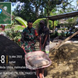 Babinsa Desa Messa Koramil 1512-01/Weda Gotong-royong Dalam membangun Rumah warga Binannya