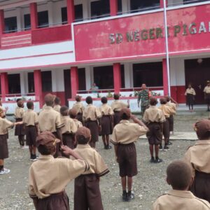 Personel Satgas TMMD Kodim 1710/Mimika Berikan Pelatihan PBB Kepada Siswa-Siswi SD Pigapu