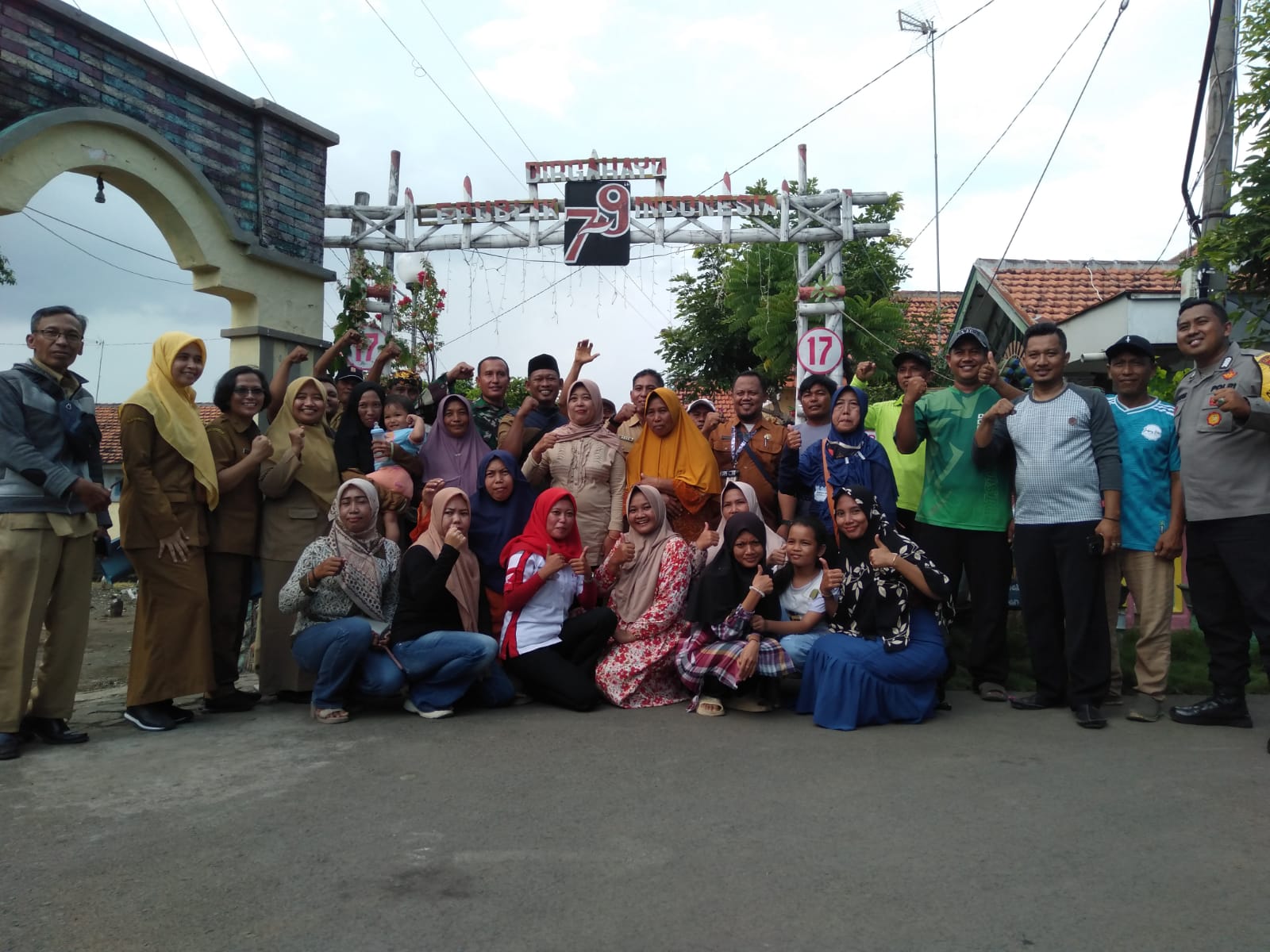 Tinjau Taman Tematik dan Kebersihan Lingkungan, Ini Pesan Camat Deus dan Lurah Jrebeng Kidul