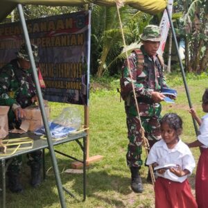 Satgas TMMD Ke-124 Kodim 1802/ Sorong, Laksanakan Pembagian Alkitab pada Anak-anak Sekolah Minggu
