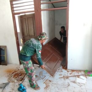 TMMD Ke-124 : Wujudkan Impian Masyarakat, Perehaban RTLH Tahap Pasang Pintu