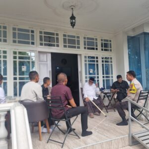 Babinkamtibmas Kelurahan Sukamulya Sambangi Tokoh Masyarakat, Sampaikan Pesan Kamtibmas