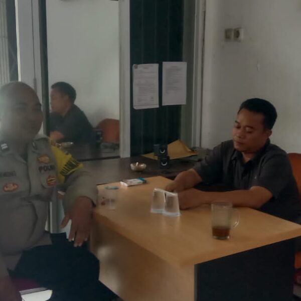 Bhabinkamtibmas Sambangi Warga di Kp. Ciapus, Jalin Silaturahmi dan Himbauan Kamtibmas