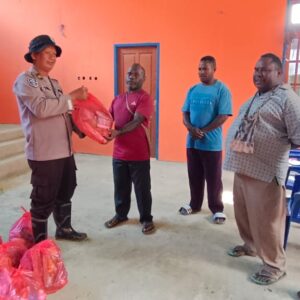 Polres Pegunungan Arfak Salurkan Bantuan Sembako kepada Warga Terdampak Longsor di Kampung Jim