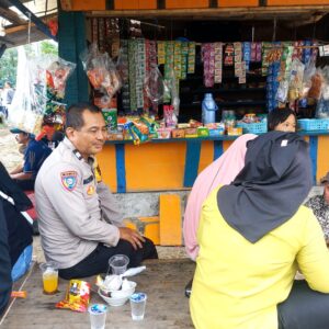 Bhabinkamtibmas Sambangi Warung Warga, Serap Aspirasi dan Sampaikan Himbauan Kamtibmas di Desa Sukadamai Cikupa