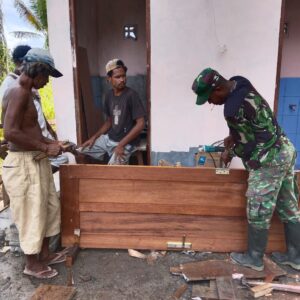 Satgas TMMD 124 Fokus Pada Pemasangan Pintu MCK