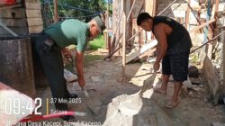 Babinsa Desa Kacepi Serda Fahri A Rahman Giat Karbak, Bantu Warga binaan Bangun Rumah