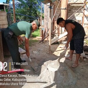 Babinsa Desa Kacepi Serda Fahri A Rahman Giat Karbak, Bantu Warga binaan Bangun Rumah