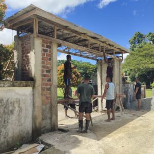 Satgas TMMD Ke-124 Kodim 1802/ Sorong bersama warga bergotong-royong, Bangun Gapura Gereja di kampung Yeflio