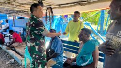 Bentuk Kepedulian, Dansatgas TMMD 124 Kodim 1710/Mimika Berikan Bantuan di Acara Adat 7 Hari Salah Satu Warga Yang Sedang Berduka