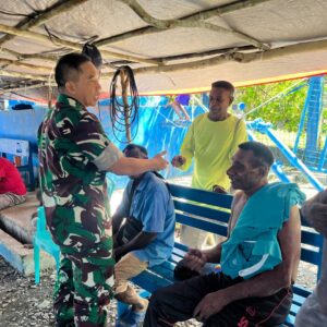 Bentuk Kepedulian, Dansatgas TMMD 124 Kodim 1710/Mimika Berikan Bantuan di Acara Adat 7 Hari Salah Satu Warga Yang Sedang Berduka
