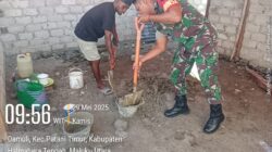 Sebagai Bentuk Kepedulian TNI, Babinsa Desa Damuli Ramil 1512-02/Patani Bantu Cor Lantai Rumah Warga Binaan