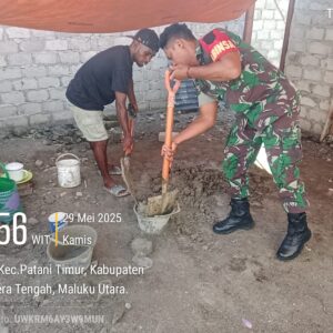 Sebagai Bentuk Kepedulian TNI, Babinsa Desa Damuli Ramil 1512-02/Patani Bantu Cor Lantai Rumah Warga Binaan