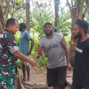 Dansatgas TMMD Bercengkrama Dengan Warga di Lokasi TMMD, Jalin Keakraban dan Tingkatkan Semangat Gotong Royong