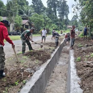 Warga Desa Balisoang Antusias Bekerja Sama dengan Satgas TMMD Selesaikan Pembangunan Drainase