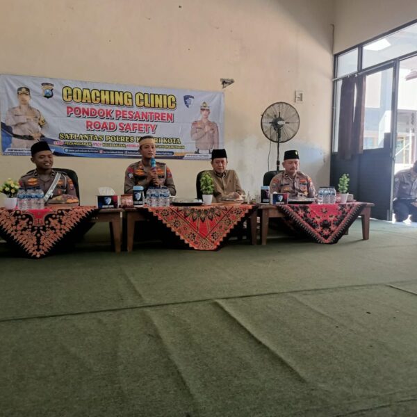 Sambut Hari Bhayangkara ke - 79, Polres Kediri Kota Gelar Coaching Clinic di Ponpes